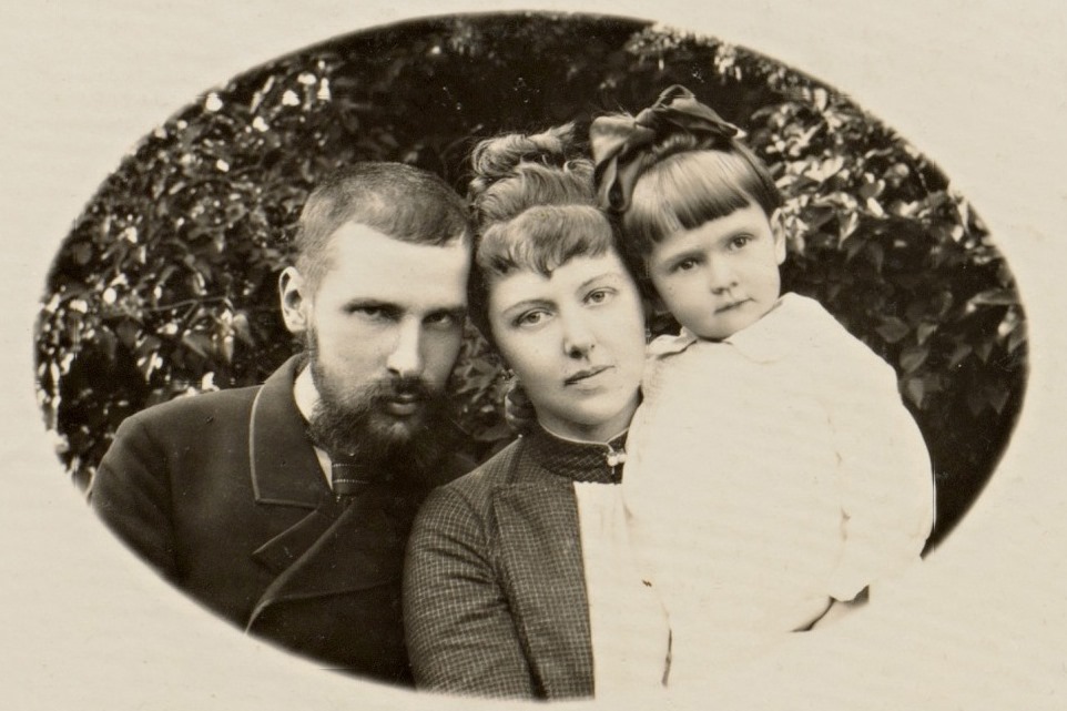 Имение Колноберже. П. А. Столыпин с женой и первым ребёнком — Марией. 1888 г.