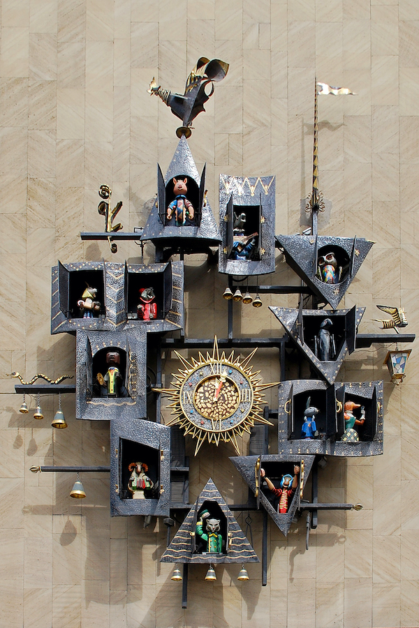 Часы на фасаде ГЦАТК, 2009