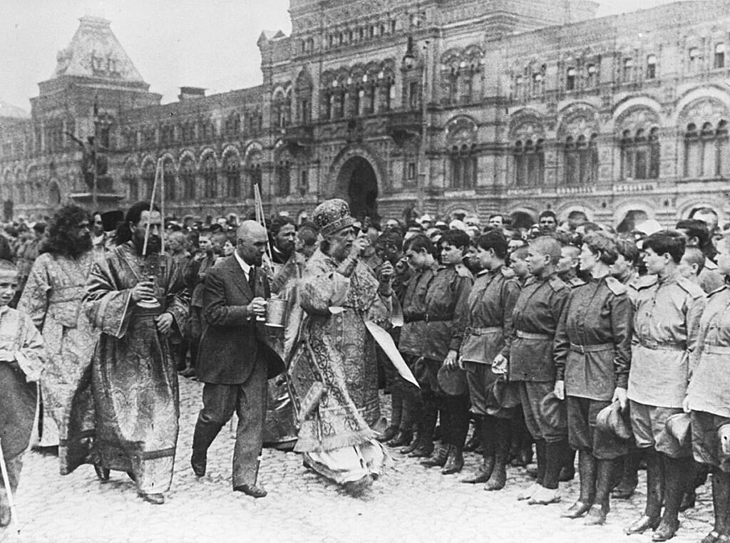 Тихон как московский митрополит благословляет 2-й Московский женский батальон смерти перед отправкой на фронт, 1917 год, Москва, Красная площадь (фото из журнала «Искра»)