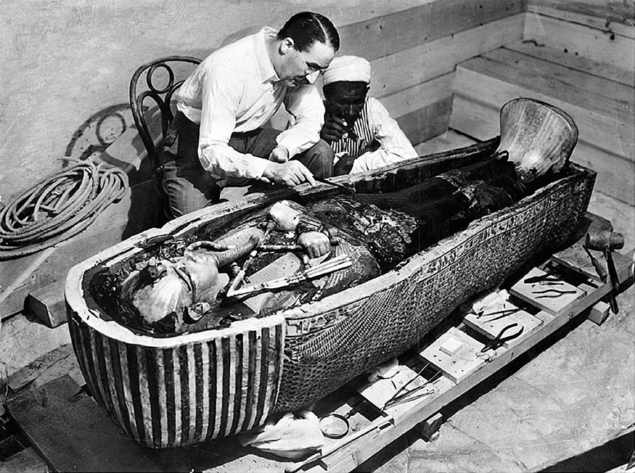Говард Картер изучает саркофаг Тутанхамона, 1922 г.