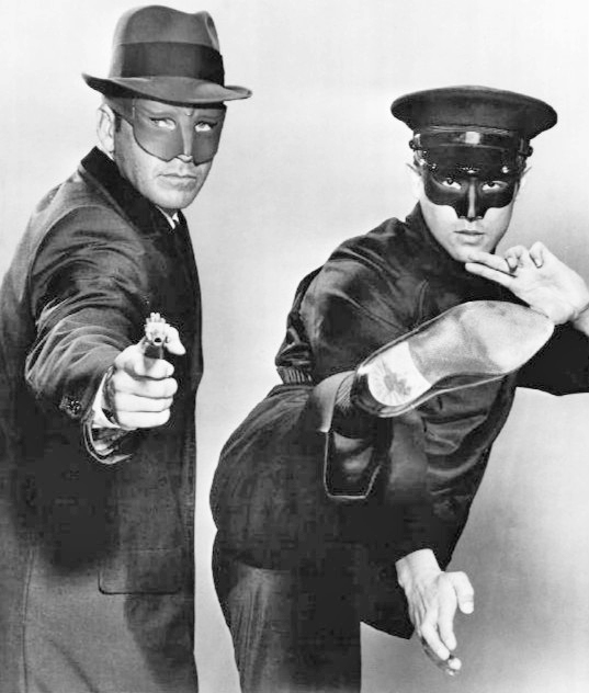 Брюс Ли (справа) в роли Като в сериале «Зелёный шершень» (1966)