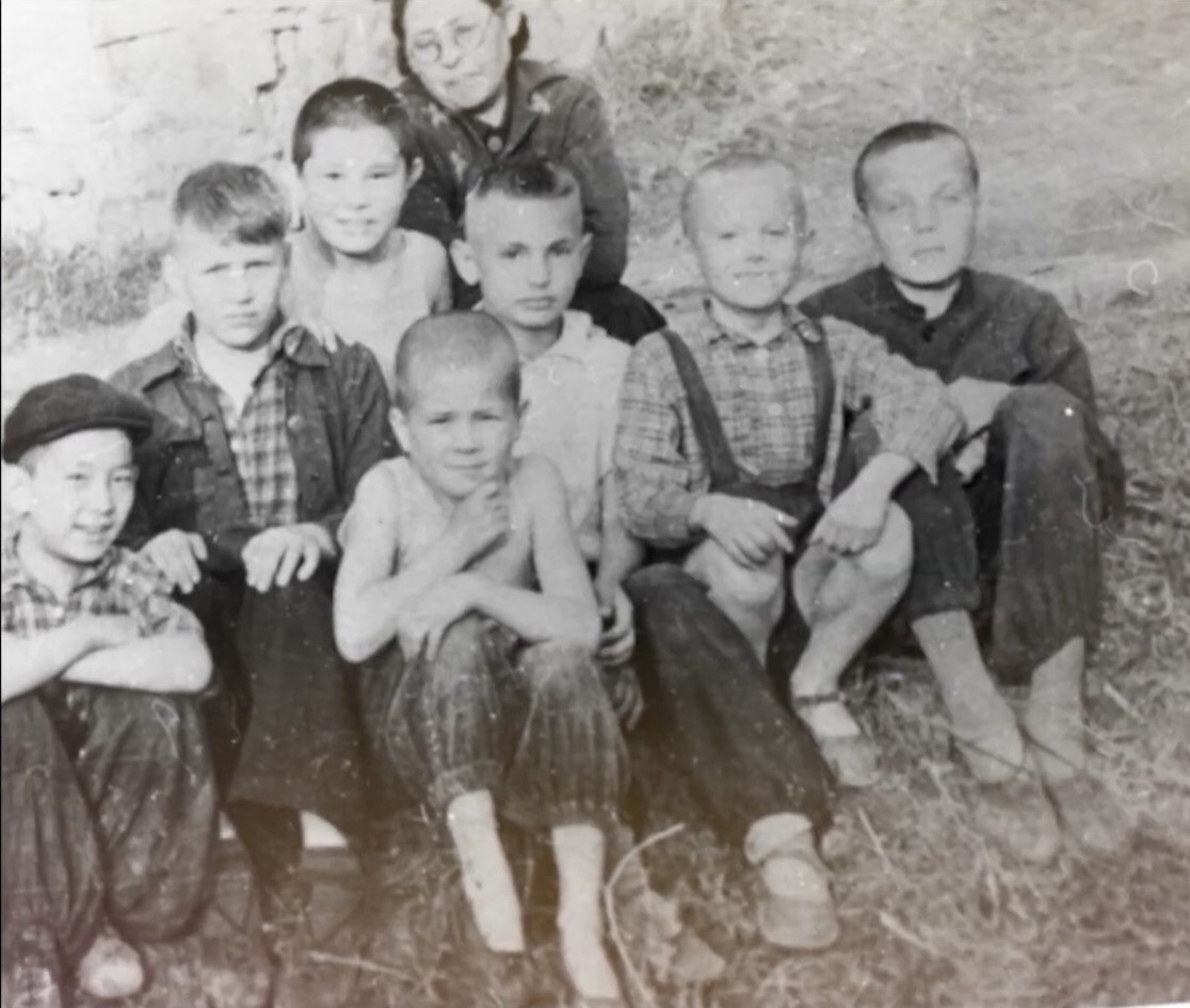 Владимир Жириновский в детстве (второй справа). Казахская ССР.