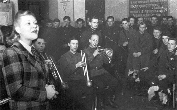 Выступление Клавдии Шульженко перед бойцами. Ленинградский фронт, 1941 год
