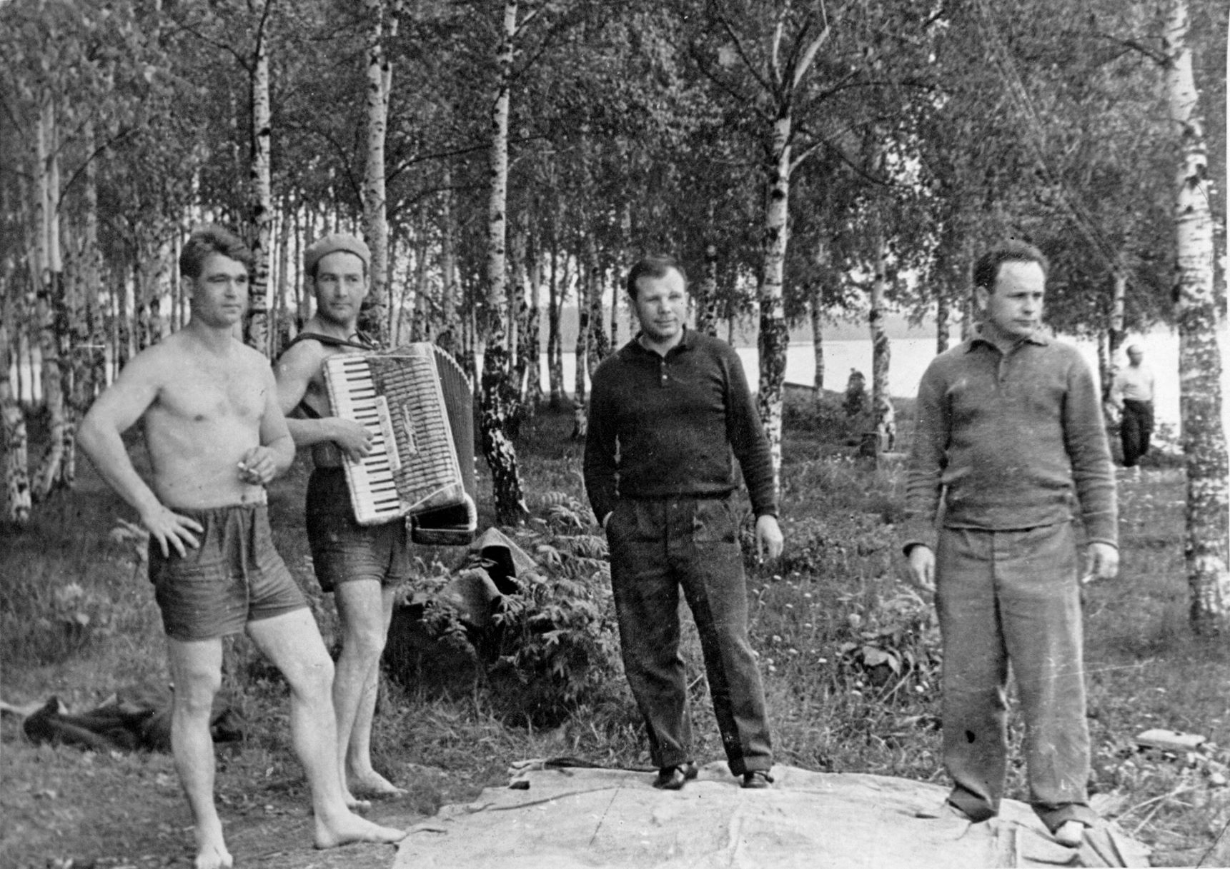 Космонавты: Юрий Гагарин (третий слева на фотографии), Виктор Горбатко на пикнике в Долгопрудном с друзьями, 19 августа 1963 года