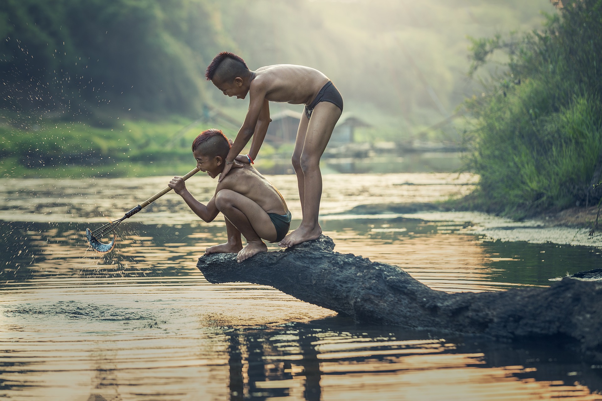 Дети на берегу реки