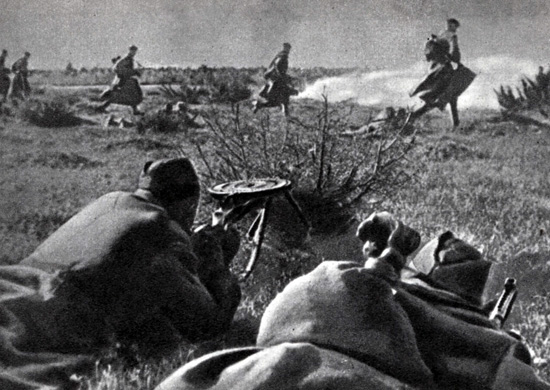  Советские пехотинцы в бою. Октябрь 1944 г., район Риги