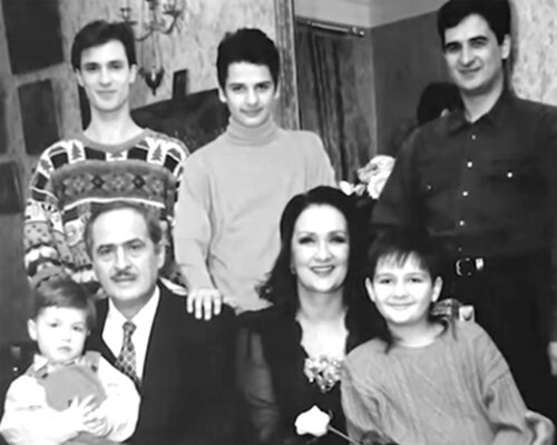 З. Кириенко с мужем, сыновьями и внуками