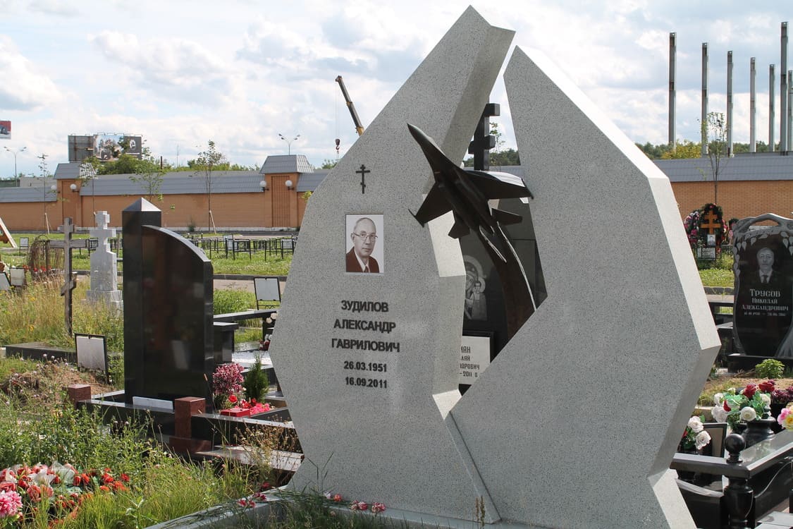 Памятник из Мансуровского гранита для летчика