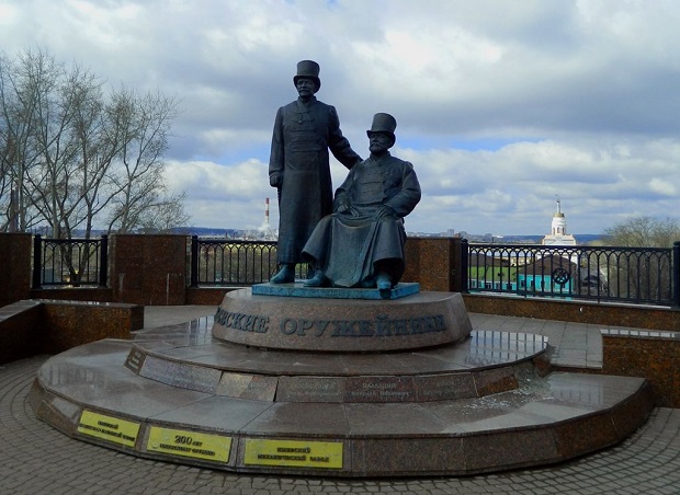 Памятник ижевским оружейникам установлен в Ижевске