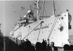 В Новороссийской бухте затонул пассажирский лайнер «Адмирал Нахимов»