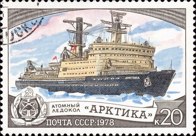 Советский атомный ледокол «Арктика» впервые в истории мореплавания достиг Северного полюса