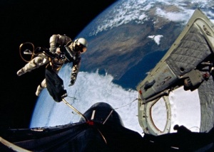 Американский астронавт Эдвард Уайт стал первым американцем и вторым в мире человеком, вышедшим в открытый космос