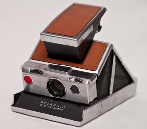 Эдвин Лэнд  запатентовал камеру Polaroid