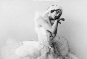 Анна Павлова впервые исполнила хореографическую миниатюру «Умирающий лебедь»