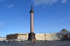На Дворцовой площади Петербурга установлена Александровская колонна