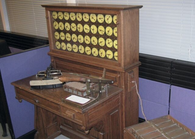 Германом Холлеритом изобретена первая электрическая вычислительная машина