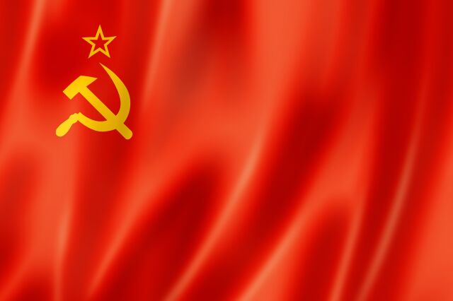 Российский исторический триколор заменен красным флагом