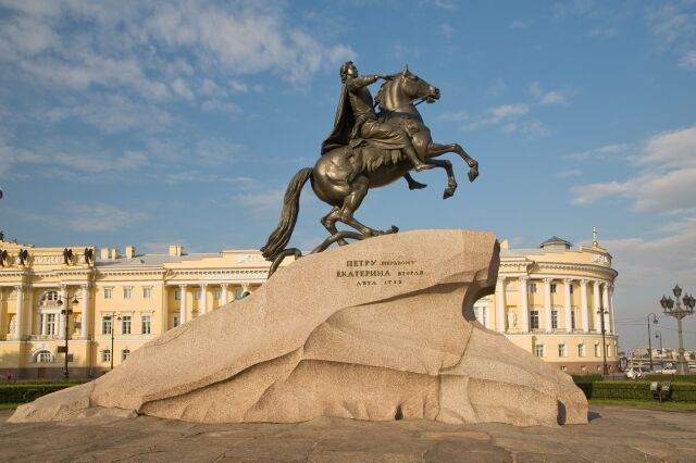 Петр I перенес столицу России из Москвы в Санкт-Петербург