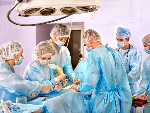 Проведена первая в мире операция по пересадке почки человеку