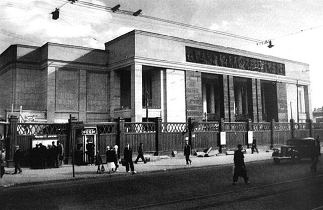 В Ленинграде открылся кинотеатр «Москва», первый трехзальный кинотеатр в СССР