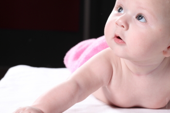 С месячного возраста следует часто выкладывать младенца на живот на 3 минуты. (Фото: photl.com)