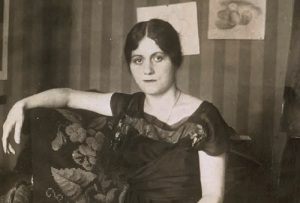Ольга Хохлова в мастерской Пикассо на Монруже (Фото неизвестного автора, 1918, www.edelweiza.com, )