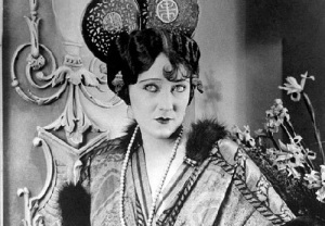 Глория Свенсон (Кадр из фильма «В горе и в радости», 1919)