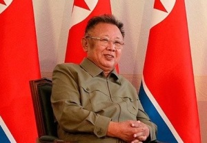 Официальный портрет Ким Чен Ира, созданный после его смерти в 2011 году (Фото: Wikimedia Commons / Jesse Charlie, по лицензии CC0)