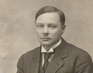 Михаил Ларионов (Фото 1910-х годов, Москва, tretyakov.ru)