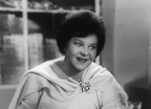 Клавдия Шульженко (Фото: кадр из фильма-спектакля «Голубой огонёк-1962»)