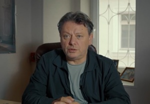 Валерий Тодоровский (Кадр из телефильма о съемках сериала «Надвое», 2022, more.tv)