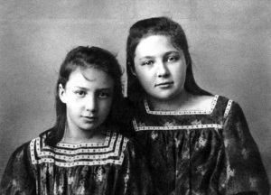 Анастасия (слева) и Марина Цветаевы (Фото неизвестного автора, 1905 год, www.tsvetayeva.com, )